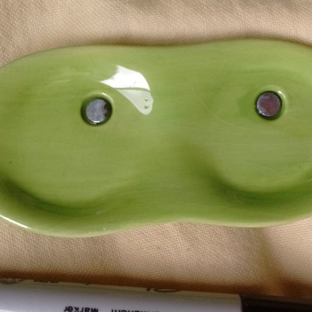 Two peas in a pod magnetic salt and pepper shakers - Picture 5 of 5